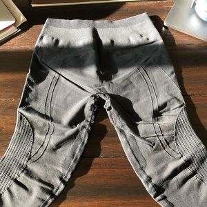 Lululemon “In the flow” crop leggings